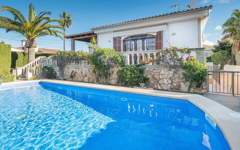 Dofins Bahia Azul: Water, Plant, Building, Sky, Daytime, Property, Swimming Pool, Azure, Blue, Tree