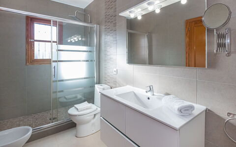 Dofins Bahia Azul: Mirror, Tap, Sink, Plumbing Fixture, Property, Bathroom Sink, White, Bathroom, Building