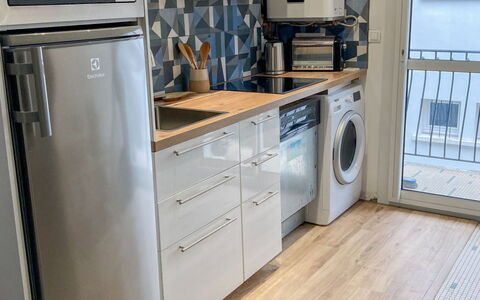 Hossegor 355: Cabinetry, Countertop, Kitchen Appliance, Kitchen Stove, Kitchen, Home Appliance, Wood, Microwave Oven, Stove, Flooring