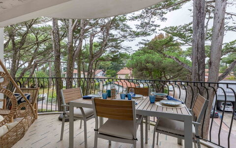 Hossegor 355: Table, Furniture, Property, Chair, Plant, Flowerpot, Tree, Outdoor Furniture, Shade, Sky