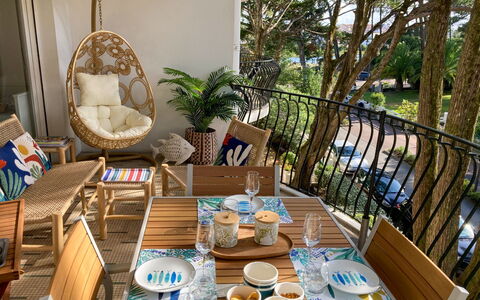 Hossegor 355: Table, Tableware, Property, Furniture, Dishware, Plant, Mirror, Interior Design, Outdoor Furniture, Plate
