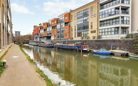 Indescon Court Apt: Water, Sky, Building, Plant, Cloud, Window, Boat, Watercraft, Body Of Water, Watercourse