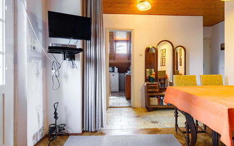 Schilf: Building, Property, Furniture, Interior Design, Wood, House, Window, Floor, Door, Wall