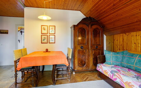 Schilf: Property, Furniture, Comfort, Wood, Bed Frame, Picture Frame, Table, Floor, Drawer, Wall