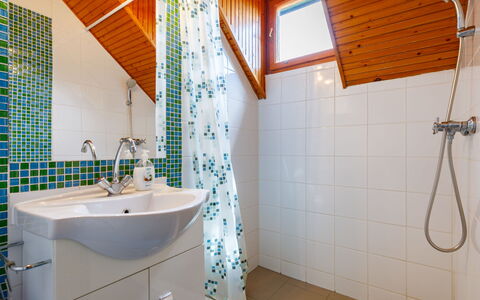 Schilf: Plumbing Fixture, Tap, Property, Mirror, Bathroom, Purple, Sink, Shower Head, Wood, Building