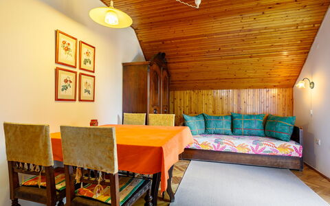 Schilf: Furniture, Property, Lighting, Interior Design, Comfort, Table, Wood, Wall, Floor, Building