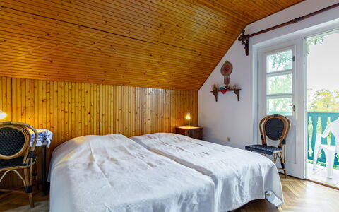 Schilf: Building, Property, Furniture, Comfort, Window, Wood, Textile, Bed Frame, Interior Design, Yellow