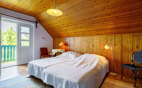 Schilf: Furniture, Property, Window, Comfort, Wood, Building, Bed, Bed Frame, Floor, Flooring