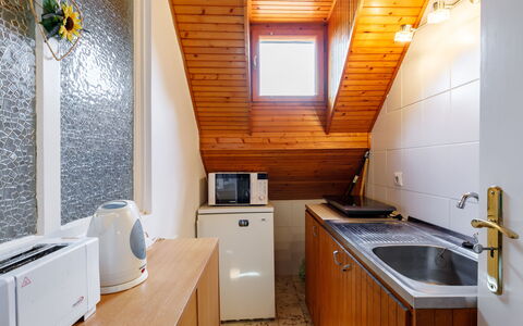 Schilf: Cabinetry, Kitchen Sink, Sink, Property, Furniture, Countertop, Building, Window, Wood, Kitchen