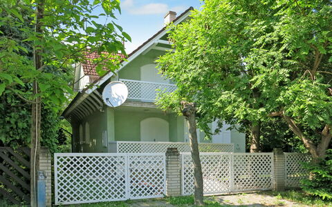 Elisabeth: Plant, Property, Sky, Window, Cloud, Building, Tree, Fence, Land Lot, Grass