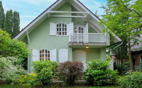 Elisabeth: Plant, Sky, Cloud, Building, Property, Window, House, Tree, Land Lot, Yellow