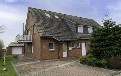 Norddeich 590: Cloud, Plant, Sky, Building, Property, Window, Tree, House, Land Lot, Road Surface