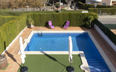 Poblamar: Plant, Property, Building, Barrel, Swimming Pool, Rectangle, Chair, Tree, Grass, Leisure