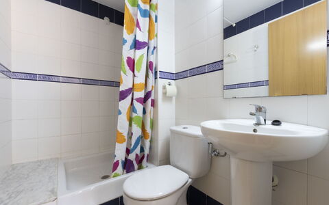 Poblamar: Mirror, Plumbing Fixture, Property, Photograph, Tap, Sink, Building, Bathroom, Bathroom Sink, Purple