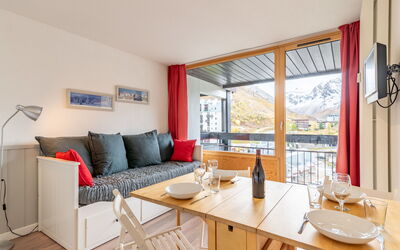 Accommodation:&nbsp;Home Club (Lavachet) 200.11