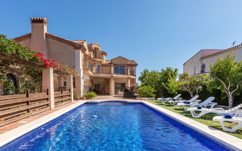 Villa Cantos: Residential Area, Swimming Pool, Estate, Home, Mansion, Villa, Resort, Leisure, Hacienda, Landscaping