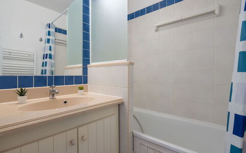 Lacanau 310: Mirror, Property, Tap, Plumbing Fixture, Sink, Blue, Building, Bathroom, Azure, Bathroom Cabinet