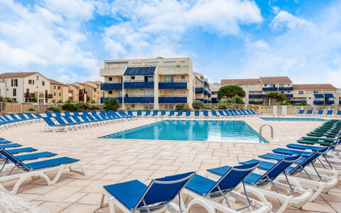 Lacanau 310: Sky, Water, Cloud, Swimming Pool, Blue, Building, Outdoor Furniture, Plant, Sunlounger, House