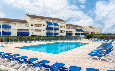 Lacanau 310: Cloud, Water, Sky, Property, Building, Plant, Swimming Pool, Window, Blue, Azure