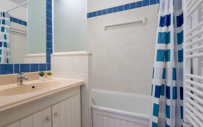 Accommodation:&nbsp;Bleu Marine 310.10