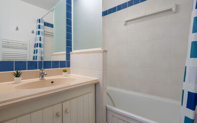 Accommodation:&nbsp;Bleu Marine 310.10