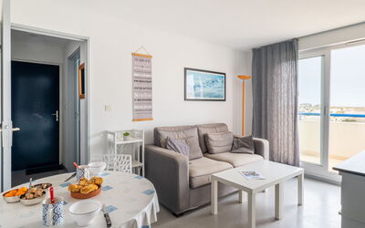 Accommodation:&nbsp;Bleu Marine 310.8