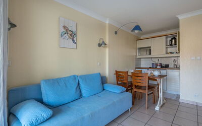Accommodation:&nbsp;Bleu Marine 310.10