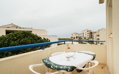 Accommodation:&nbsp;Bleu Marine 310.8