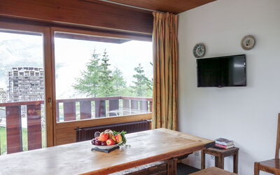 La Grande Casse (Lavachet) 220.2: Table, Property, Furniture, Wood, Tableware, Window, Interior Design, Building, Wood Stain, Living Room