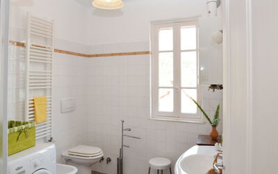 Superba Vista 609.2: Plumbing Fixture, Property, Plant, Window, Building, Bathroom, Interior Design, Architecture, Shade