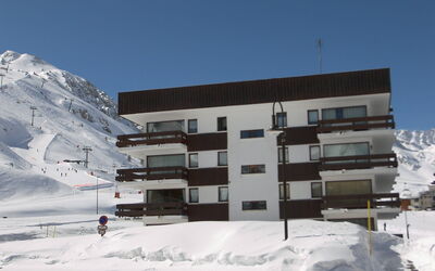 Tignes 240: Sky, Building, Snow, Property, Window, Slope, Freezing, House, Urban Design, Geological Phenomenon