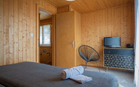 Phipalo: Furniture, Property, Building, Comfort, Wood, Textile, Interior Design, Bed Frame, Lighting, Architecture