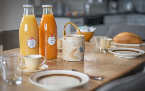 Phipalo: Tableware, Table, Food, Drinkware, Dishware, Bottle, Plate, Ingredient, Serveware