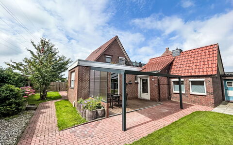 Norddeich 183: Cloud, Sky, Plant, Building, Window, Tree, Land Lot, Grass, Road Surface, House