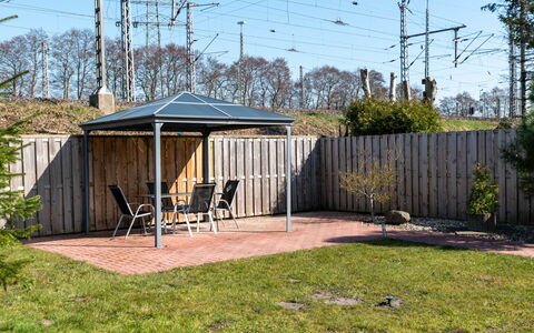 Norddeich 183: Roof, Shade, Gazebo, Garden, Outdoor Structure, Pavilion, Canopy, Garden Buildings, Yard, Outdoor Furniture