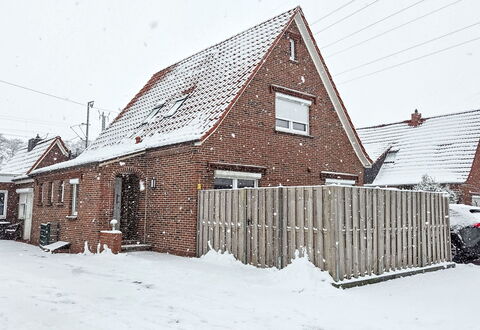 Norddeich 183: Snow, Winter, Building, House, Roof, Residential Area, Home, Neighbourhood, Cottage, Freezing