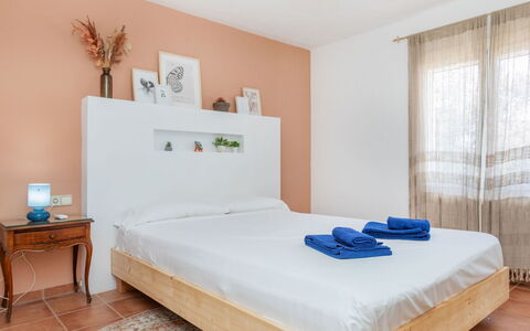 El Suro: Furniture, Bed, Interior Design, Bedroom, Bedding, Bed Sheet, Wall, Floor, Flooring, Wood