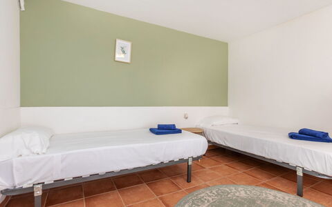 El Suro: Floor, Flooring, Racquet Sport, Room