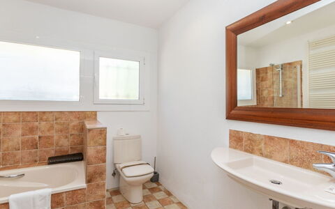 El Suro: Flooring, Plumbing Fixture, Wall, Floor, Bathroom, Interior Design, Toilet, Bathroom Sink, Ceiling, Toilet Seat