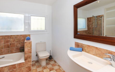 El Suro: Mirror, Tap, Plumbing Fixture, Property, Sink, Bathroom Sink, Bathroom, Blue, Wood, Rectangle