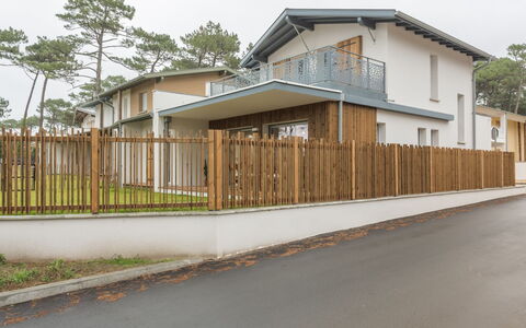 Seignosse 510: Building, Sky, Property, Window, Tree, House, Wood, Fence, Land Lot, Asphalt