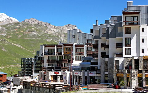 Tignes 300: Building, Sky, Property, Mountain, Window, Urban Design, Neighbourhood, House, Residential Area, Landscape