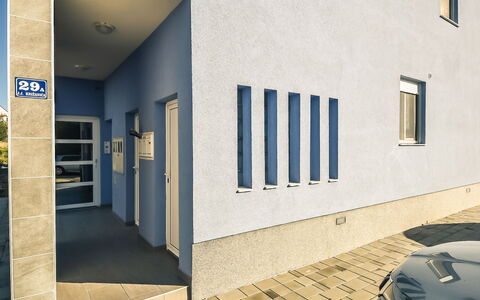 Mare: Window, Building, Shade, Rectangle, Automotive Exterior, Urban Design, Real Estate, Door, Facade, Tints And Shades