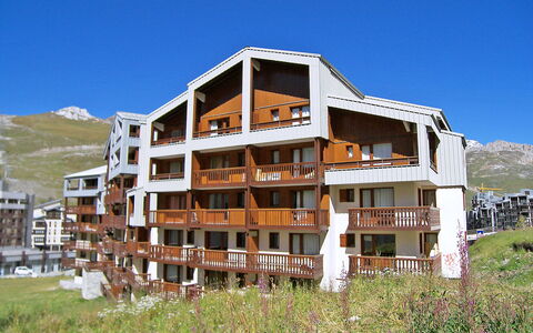 Tignes 310: Sky, Building, Plant, Mountain, Land Lot, Wood, Urban Design, Landscape, Window, Leisure
