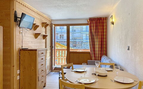 Tignes 310: Wood, Apartment, Ceiling, Room, Wood Stain, Cabinetry, Hardwood, Drawer, Plywood, Lumber