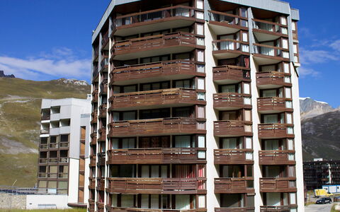 Tignes 315: Sky, Building, Property, Cloud, Tower Block, Architecture, Urban Design, Condominium, Window, Residential Area