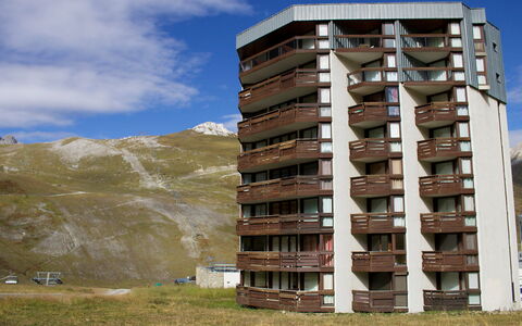 Tignes 315: Sky, Cloud, Building, Window, Tower, Urban Design, Grass, Tower Block, Condominium, House