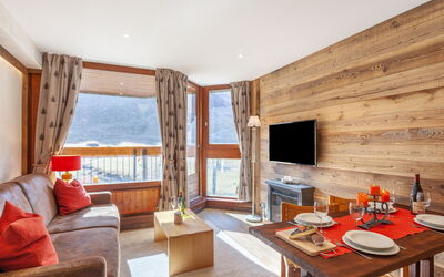 Le Borsat (Val Claret) 315.16: Snow, Sky, Cloud, Mountain, Building, Slope, Tree, Plant, House, Natural Landscape