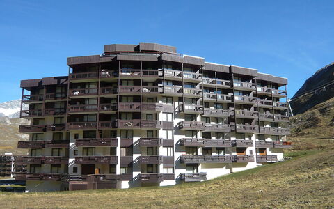 Tignes 320: Sky, Building, Plant, Urban Design, Residential Area, Tower Block, Facade, Window, Tree, Real Estate