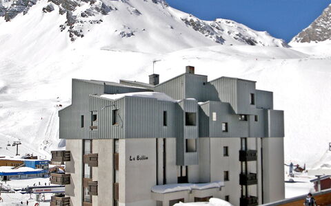 Le Bollin (Val Claret): Snow, Sky, Mountain, Property, White, Slope, Building, Glacial Landform, Freezing, Terrain